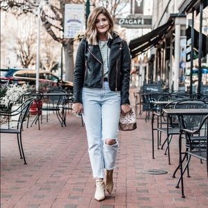 AE Mom Jeans Size 2 Light Wash Straight Leg High Waist Rise American Eagle Denim